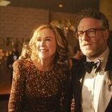 Seth Rogen y Catherine O'Hara en 1x08 titulado 'Los Globos de Oro' de 'The Studio'