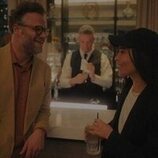 Zoë Kravitz y Seth Rogen en el 1x09 de 'The Studio'