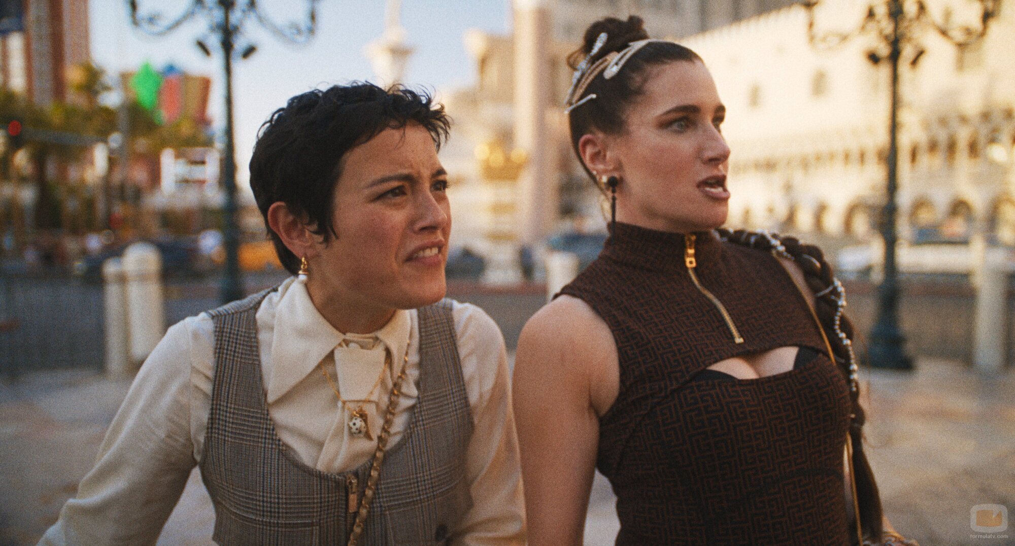 Kathryn Hahn y Chase Sui Wonders en la temporada 1 y el capítulo 10 de 'The Studio'