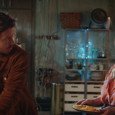 Emma Hunton y Josh Pence en 'Zum, pum, bum' de 'Good Trouble'