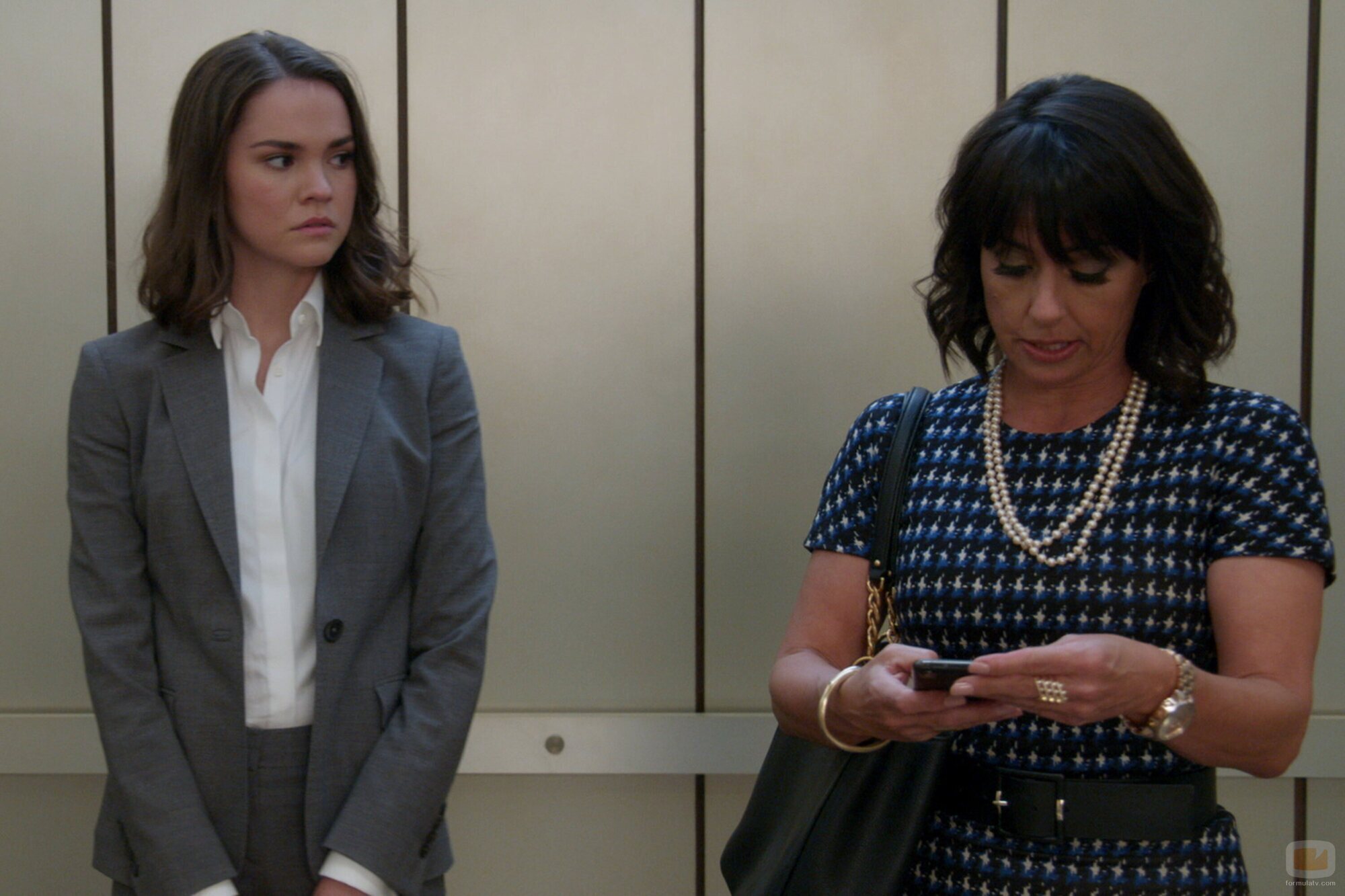 Maia Mitchell y Constance Zimmer en el 3x03 de 'Good Trouble'