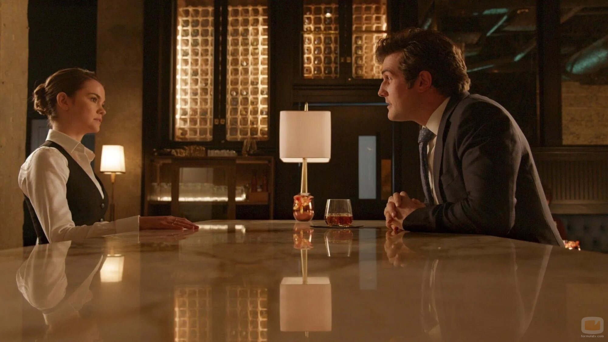 Beau Mirchoff y Maia Mitchell en Capítulo 6 titulado 'Ayuda' de 'Good Trouble'