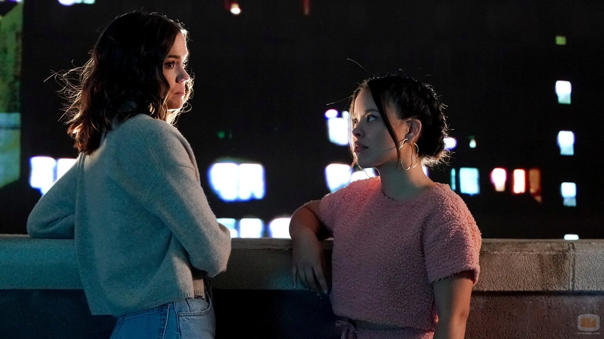 Maia Mitchell y Cierra Ramirez en 3x07 'Luna nueva' de 'Good Trouble'