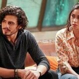 Tommy Martinez y Priscilla Quintana en el 3x12 de 'Good Trouble'