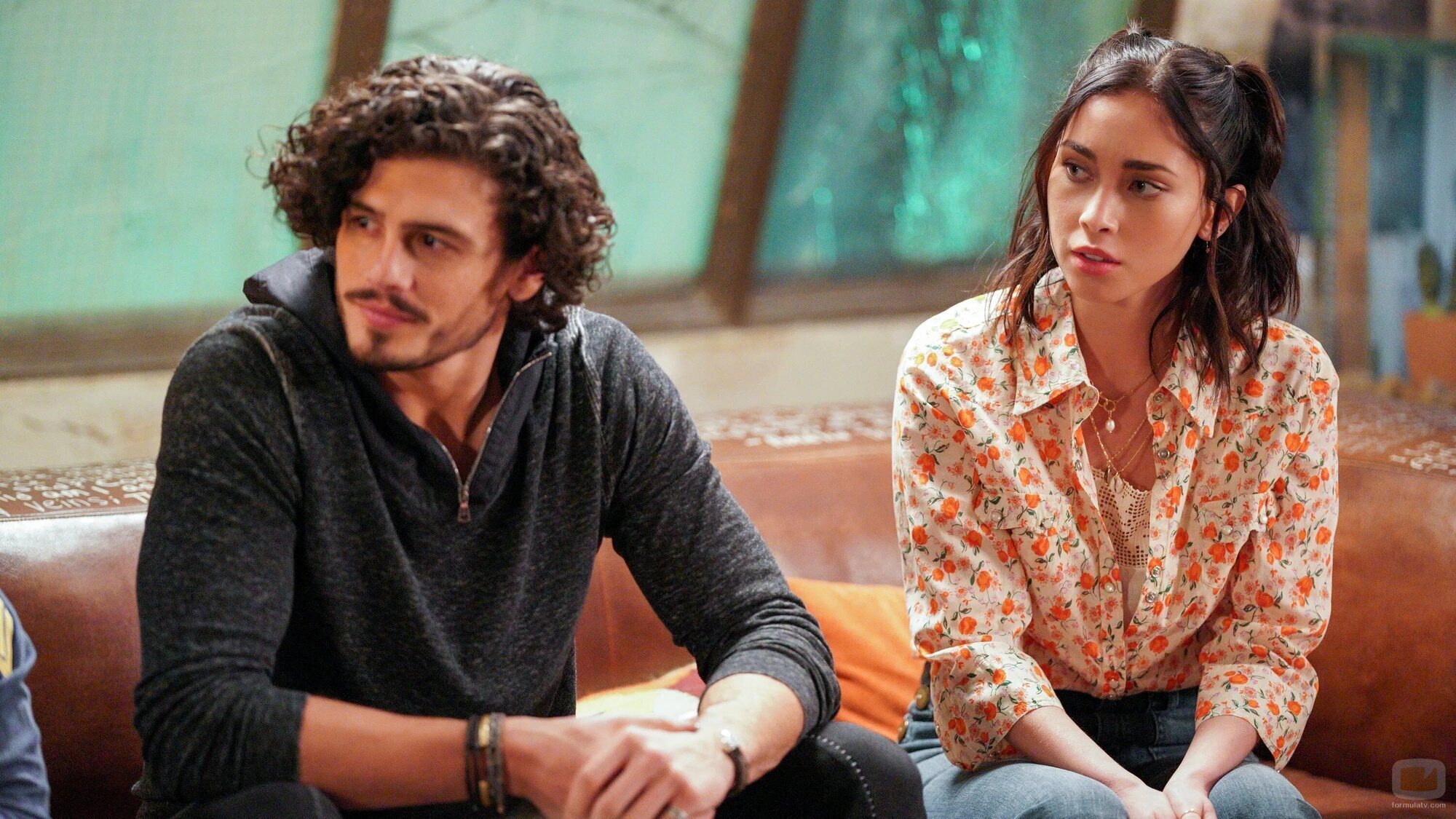 Tommy Martinez y Priscilla Quintana en el 3x12 de 'Good Trouble'
