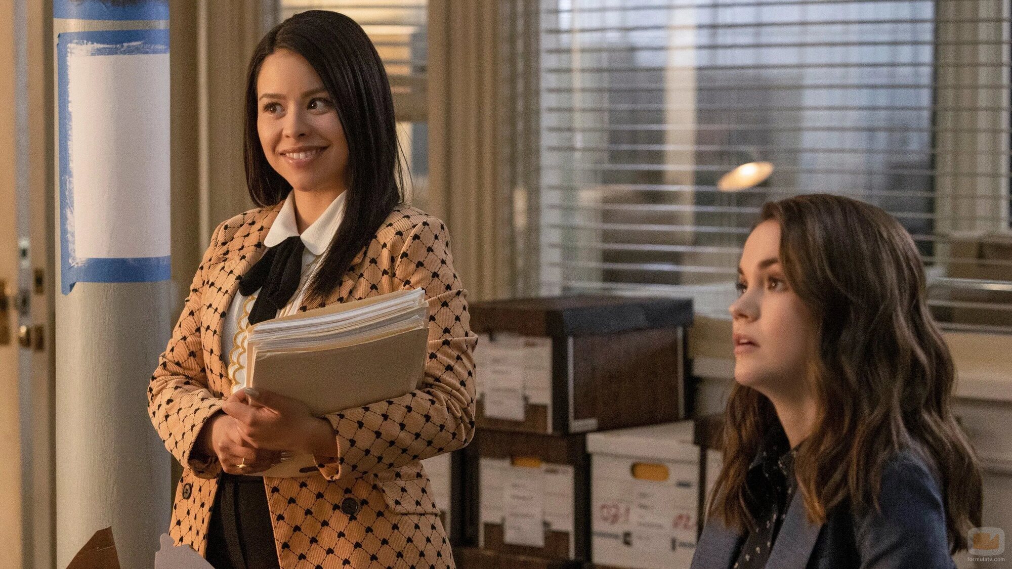 Maia Mitchell y Cierra Ramirez en 3x13 titulado 'Surge un metamor' de 'Good Trouble'