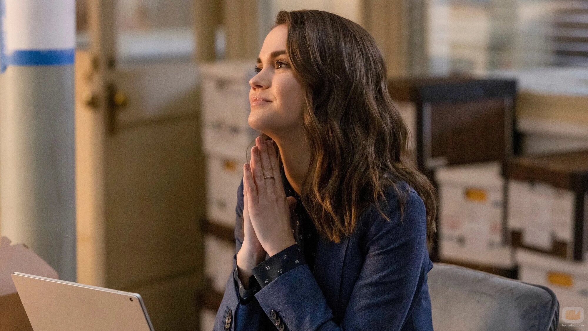 Maia Mitchell en 3x13 titulado 'Surge un metamor' de 'Good Trouble'