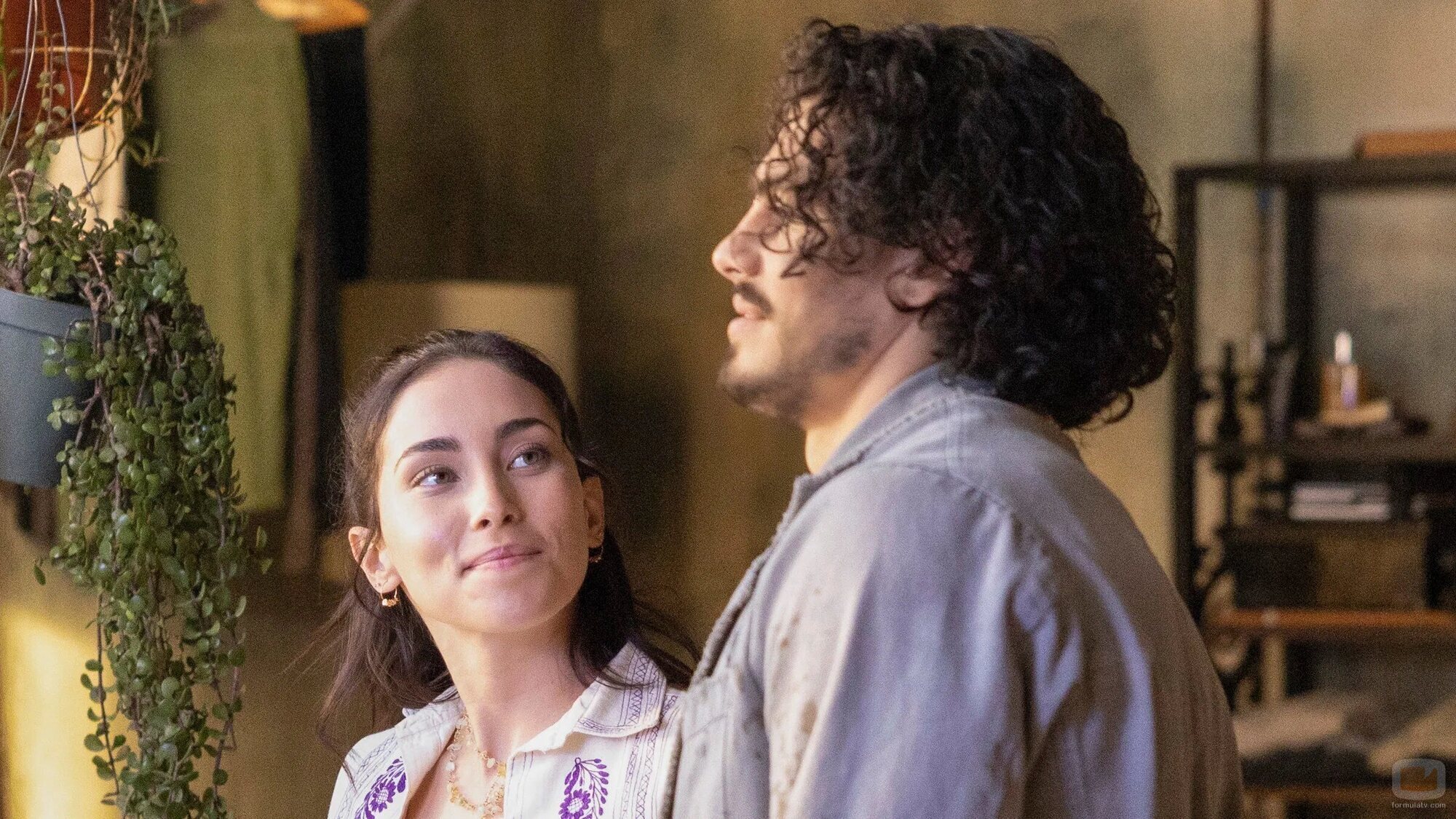 Tommy Martinez y Priscilla Quintana en 'Selecciones y huelgas' de 'Good Trouble'