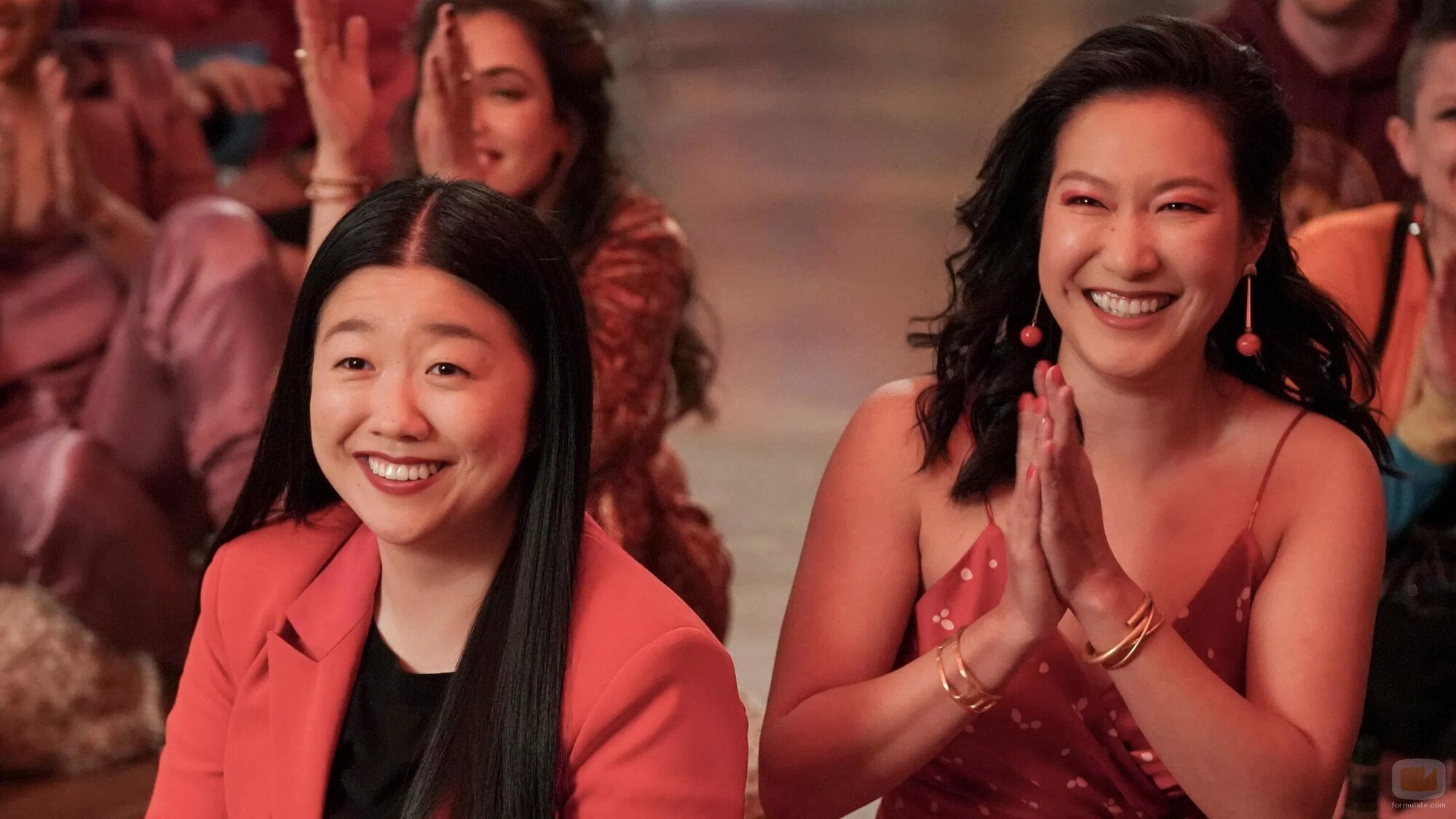 Sherry Cola y Shannon Chan-Kent en el 3x15 de 'Good Trouble'