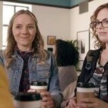 Seri DeYoung y Rachel Rosenbloom en la temporada 3 y el capítulo 16 de 'Good Trouble'