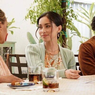 Tommy Martinez y Priscilla Quintana en 'Anticipación' de 'Good Trouble'