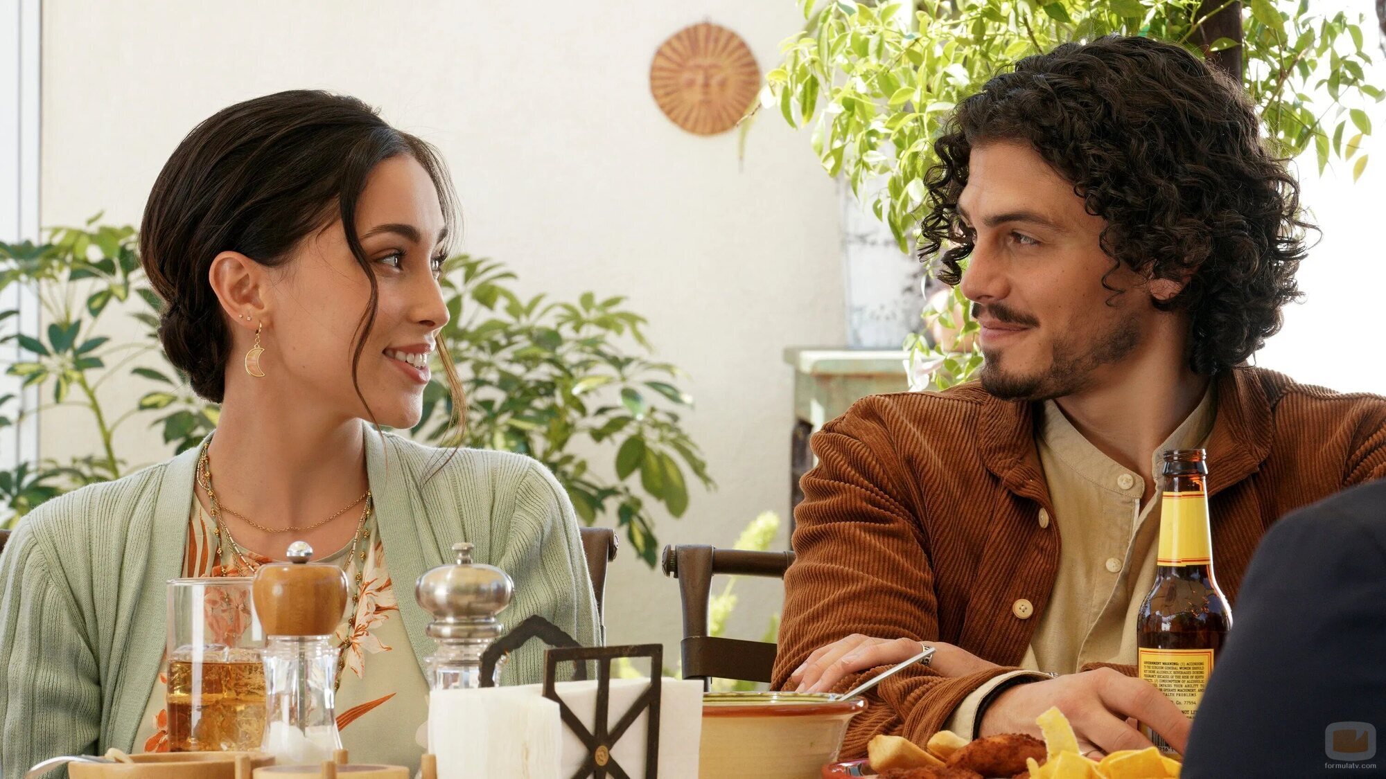 Tommy Martinez y Priscilla Quintana en el 3x17 de 'Good Trouble'
