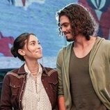 Tommy Martinez y Priscilla Quintana en 4x01 'Gira y enfrenta al extraño' de 'Good Trouble'