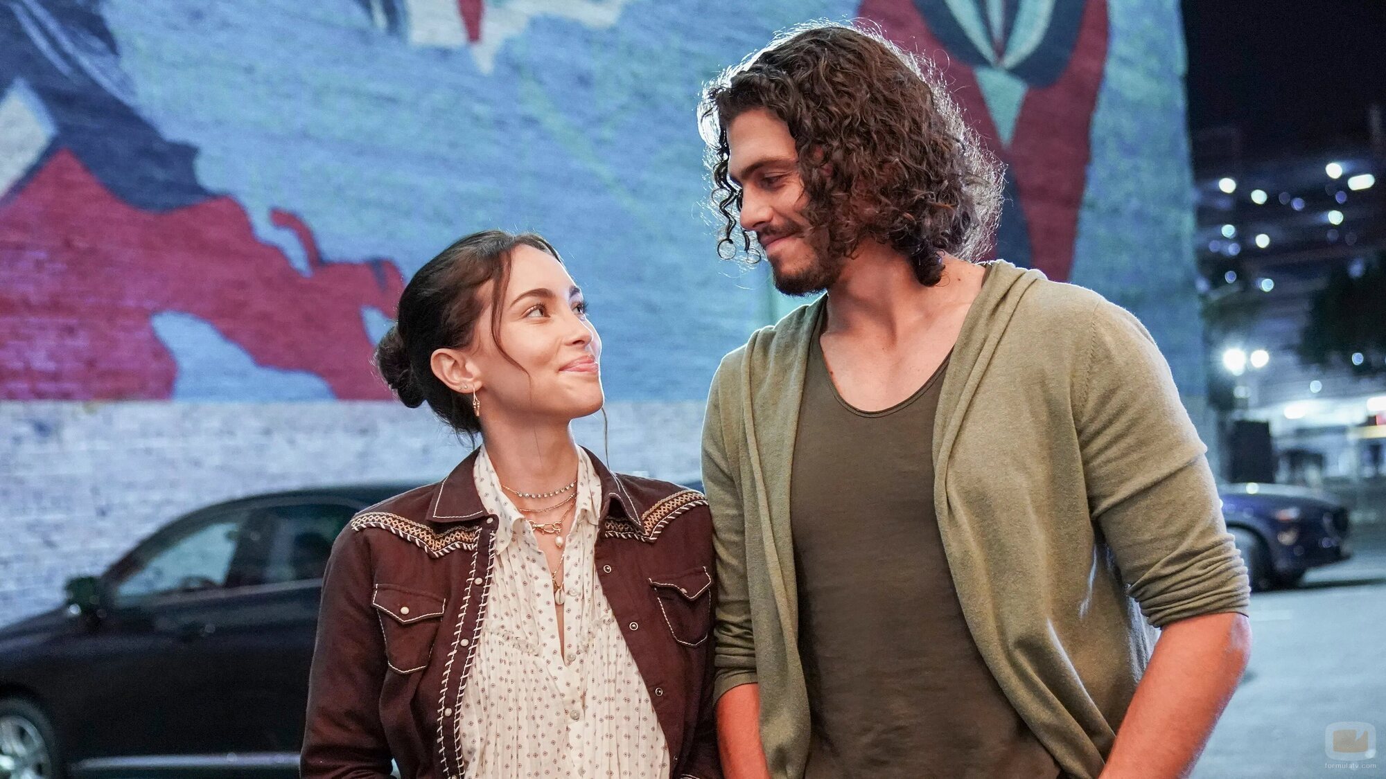 Tommy Martinez y Priscilla Quintana en 4x01 'Gira y enfrenta al extraño' de 'Good Trouble'