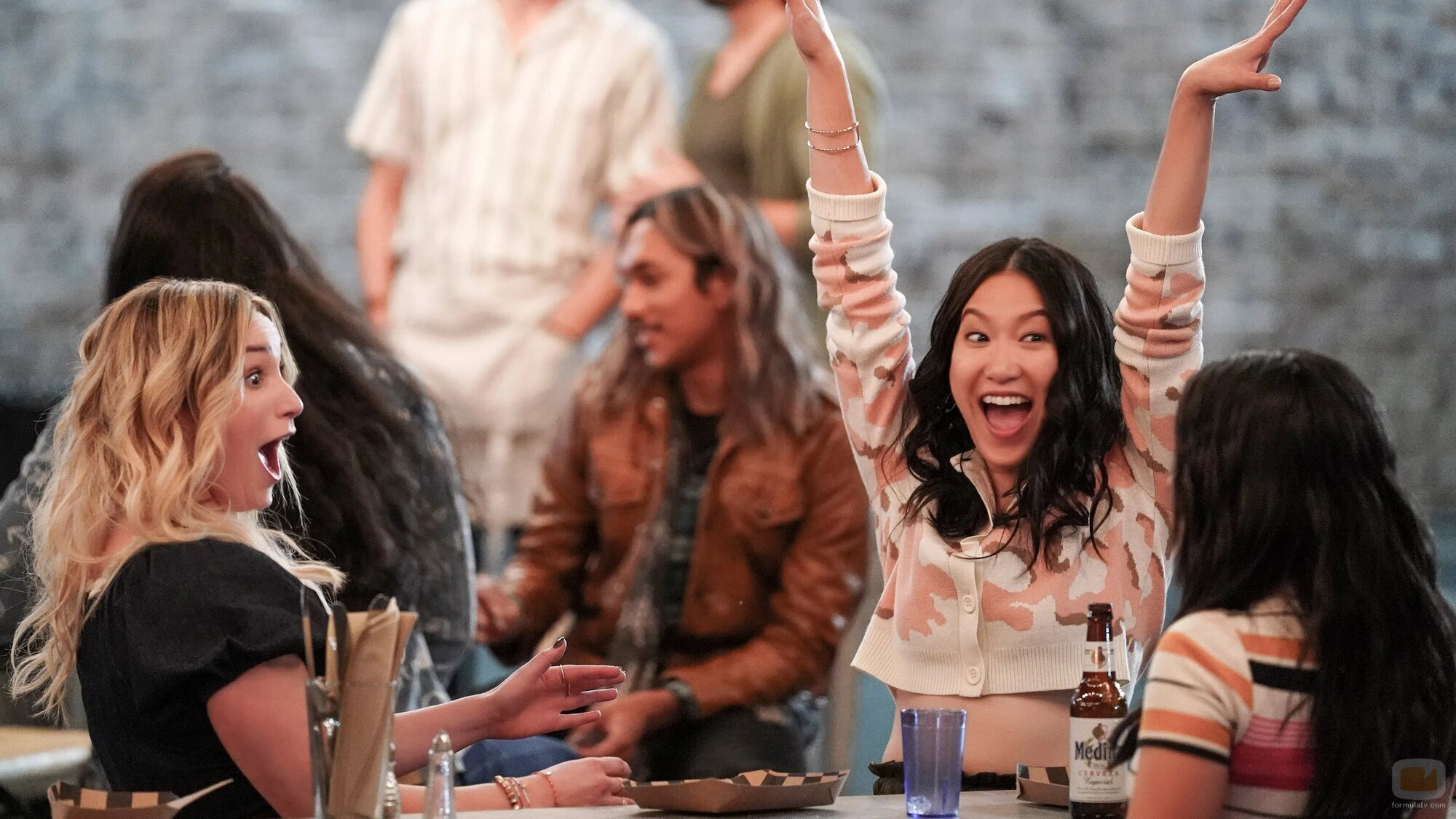 Emma Hunton y Kara Wang en la temporada 4 y el capítulo 01 de 'Good Trouble'