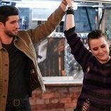 Bryan Craig y Anastasia Leddick en Capítulo 1 titulado 'Gira y enfrenta al extraño' de 'Good Trouble'