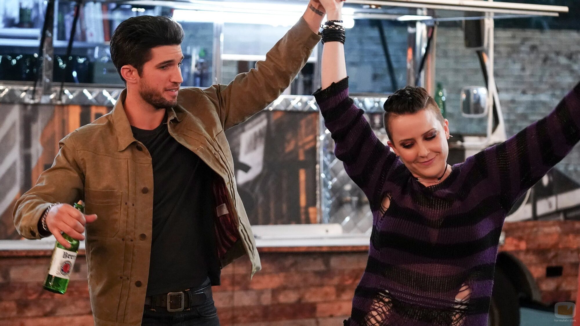Bryan Craig y Anastasia Leddick en Capítulo 1 titulado 'Gira y enfrenta al extraño' de 'Good Trouble'