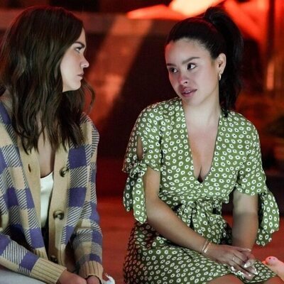 Maia Mitchell y Cierra Ramirez en Capítulo 2 titulado 'Bésame y sonríe para mí' de 'Good Trouble'