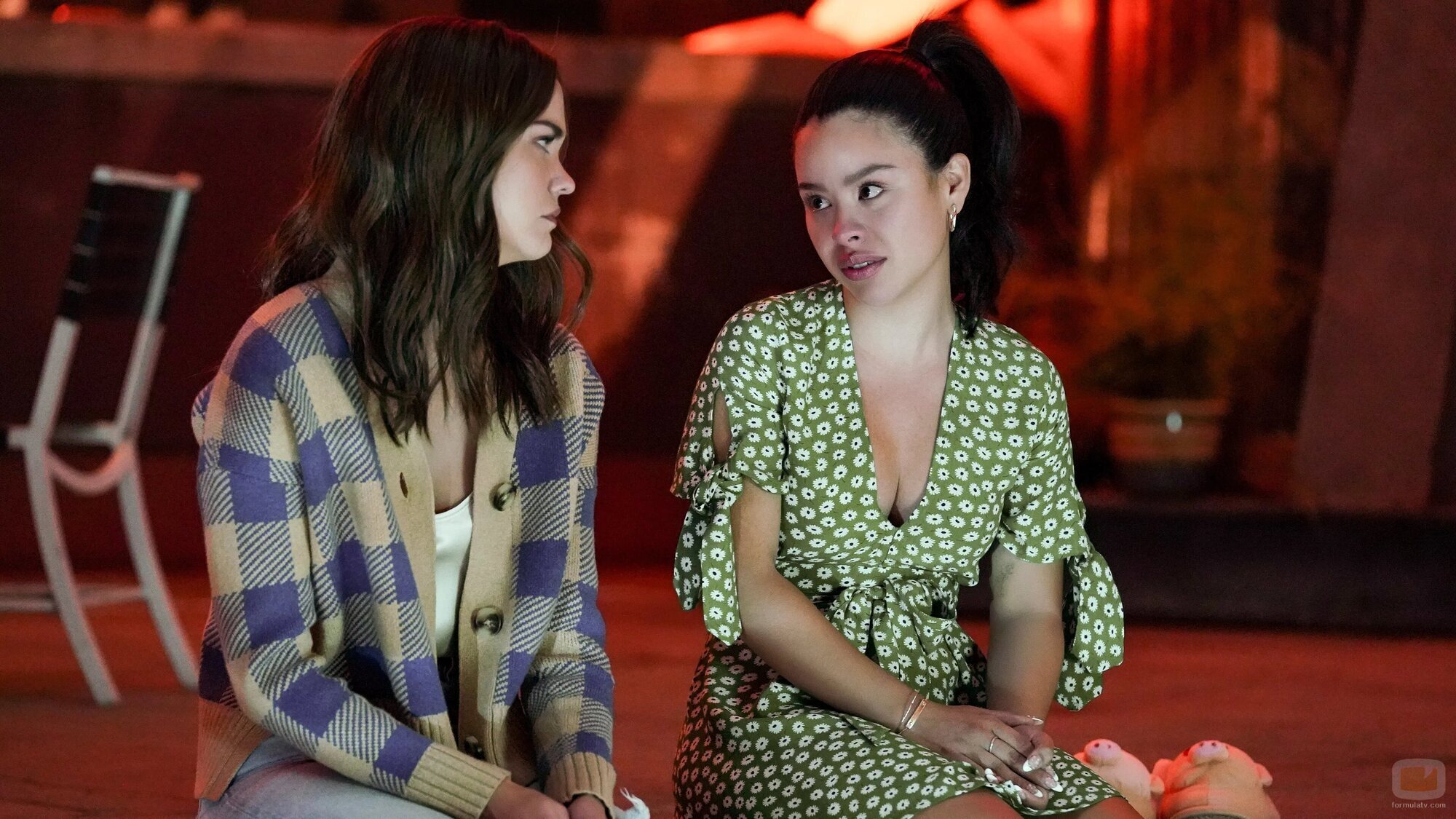 Maia Mitchell y Cierra Ramirez en Capítulo 2 titulado 'Bésame y sonríe para mí' de 'Good Trouble'