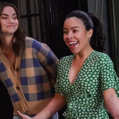 Maia Mitchell y Cierra Ramirez en 'Bésame y sonríe para mí' de 'Good Trouble'