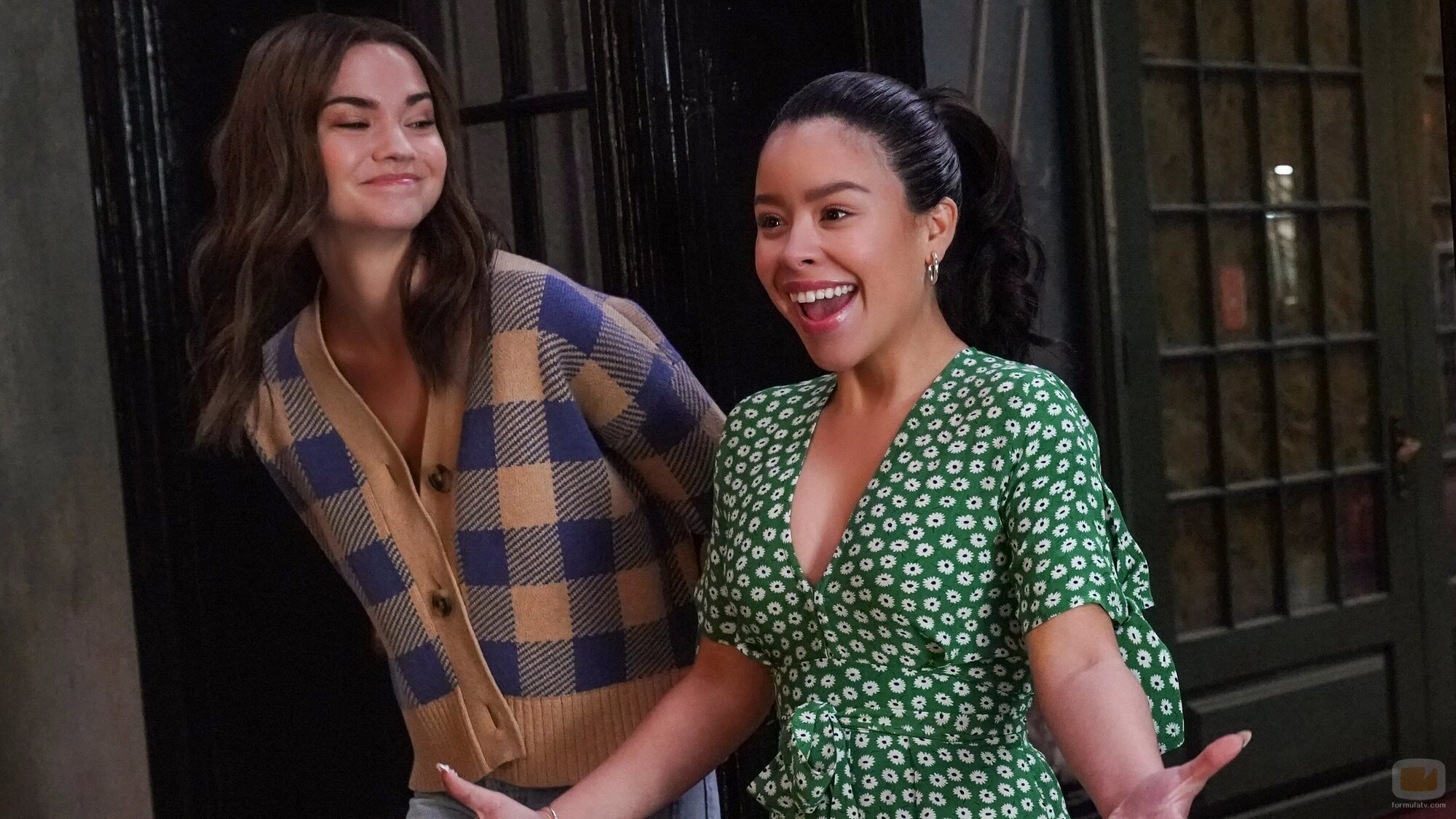 Maia Mitchell y Cierra Ramirez en 'Bésame y sonríe para mí' de 'Good Trouble'
