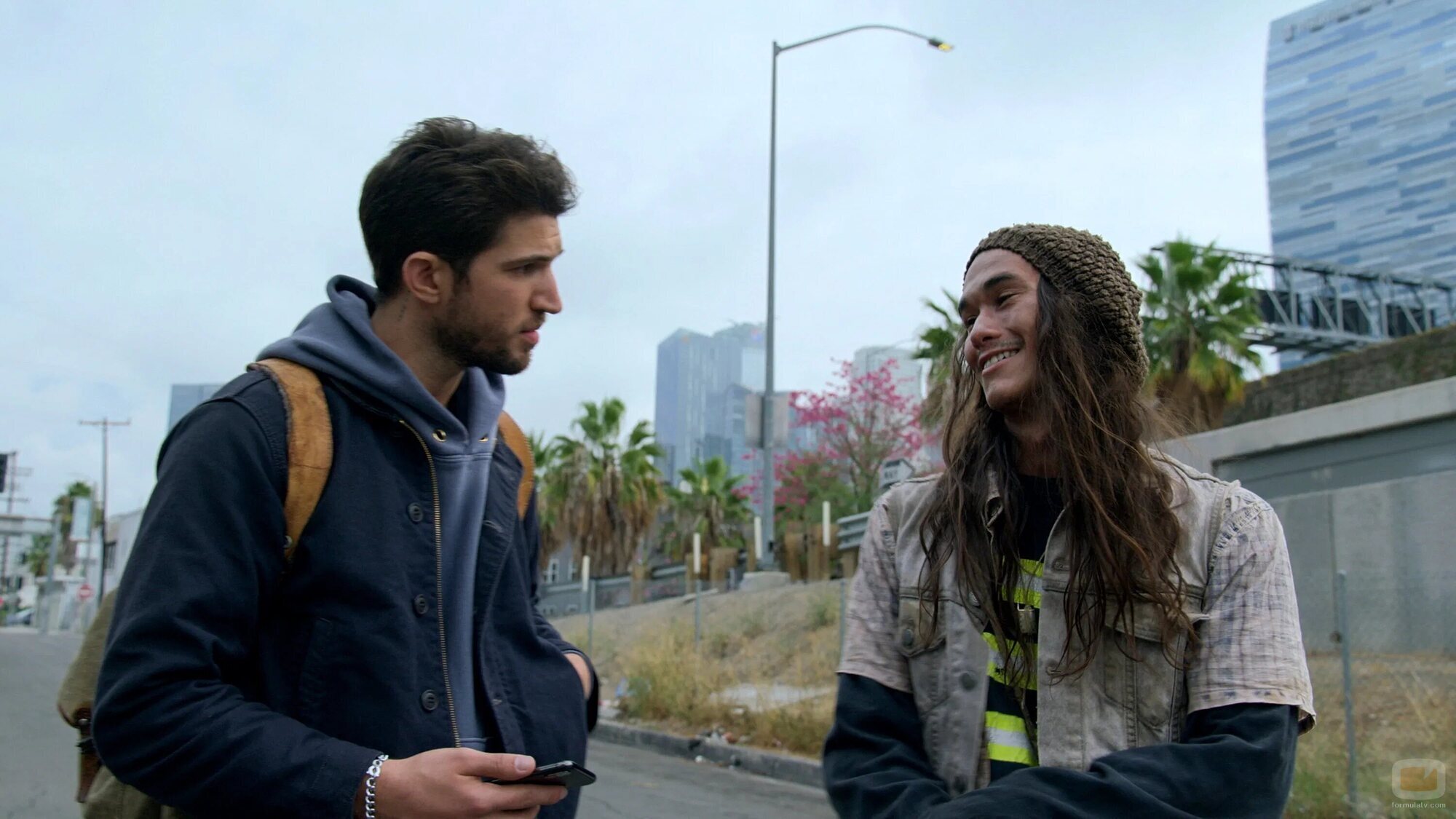 Escena de Booboo Stewart y Bryan Craig en 'Conoce al nuevo jefe' de 'Good Trouble'