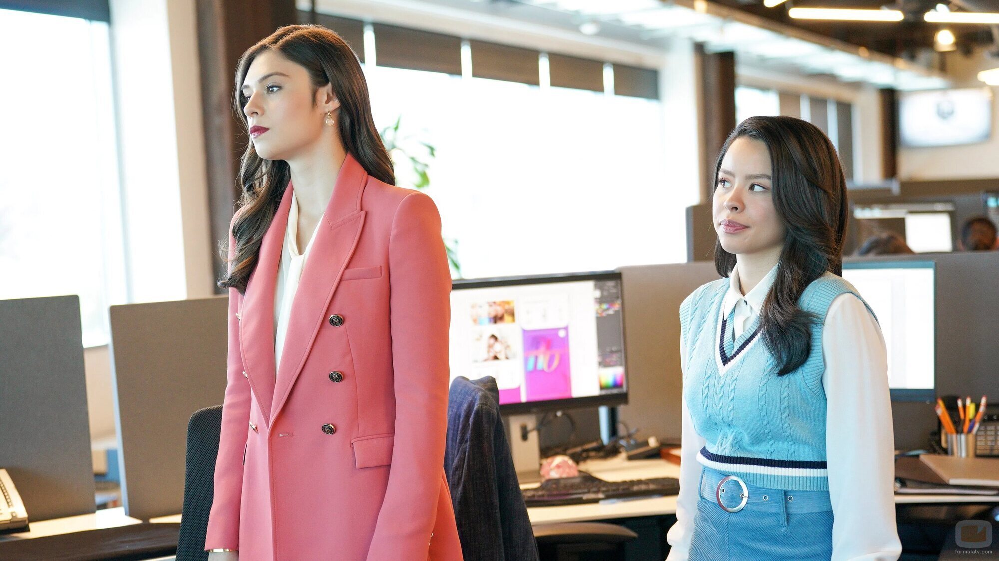 Nicole Maines y Cierra Ramirez en Capítulo 4 titulado 'Es solitario en el espacio' de 'Good Trouble'