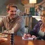 Emma Hunton y Josh Pence en la temporada 4 y el capítulo 05 de 'Good Trouble'