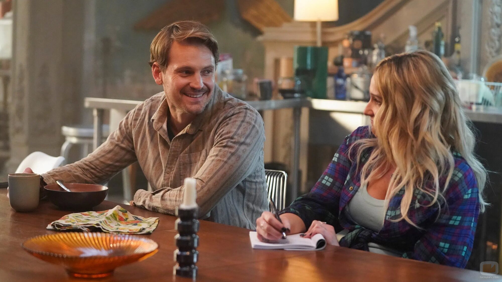 Emma Hunton y Josh Pence en la temporada 4 y el capítulo 05 de 'Good Trouble'