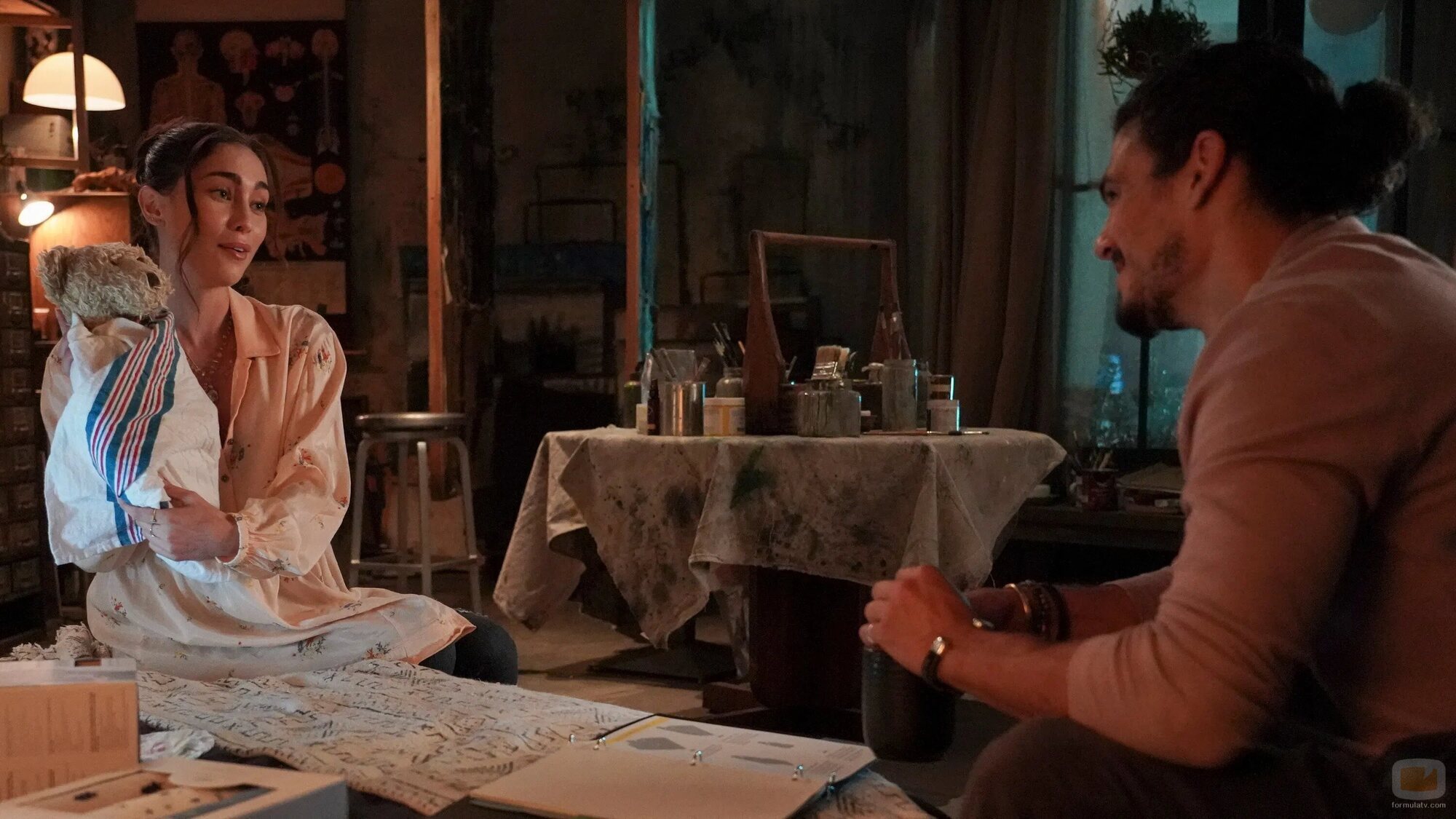 Tommy Martinez y Priscilla Quintana en Capítulo 5 titulado 'Así se siente la verdad' de 'Good Trouble'