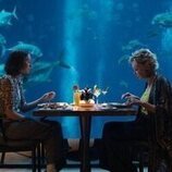 Foto de Jean Smart y Hannah Einbinder en la temporada 4 y el capítulo 10 de 'Hacks'