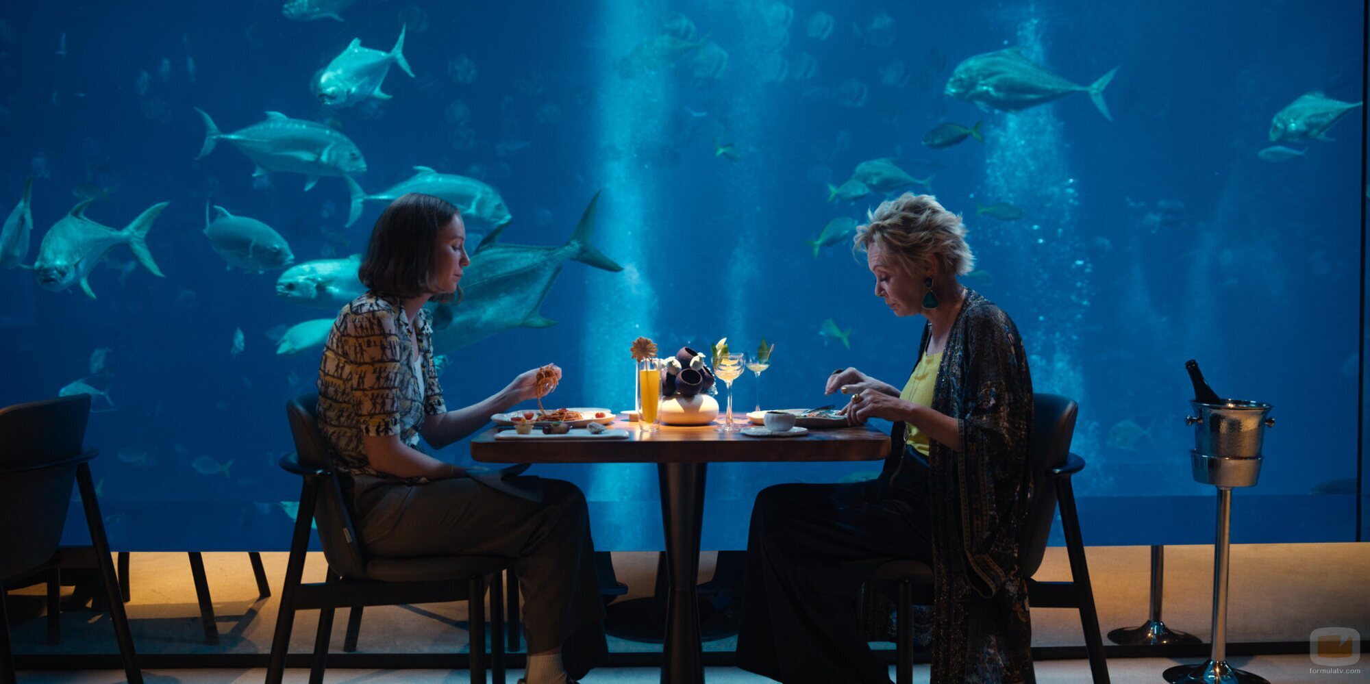 Foto de Jean Smart y Hannah Einbinder en la temporada 4 y el capítulo 10 de 'Hacks'