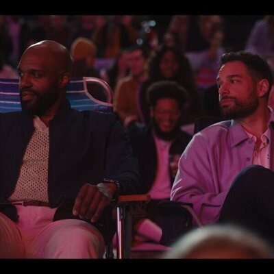 Johnny Sibilly y Carl Clemons-Hopkins en 'Paraíso' de 'Hacks'