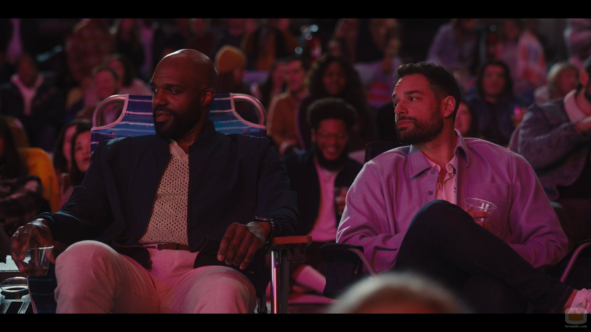 Johnny Sibilly y Carl Clemons-Hopkins en 'Paraíso' de 'Hacks'