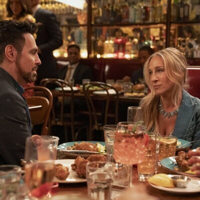 Sarah Jessica Parker y Mario Cantone en 'Todo Pinta Bien' de 'And Just Like That...'