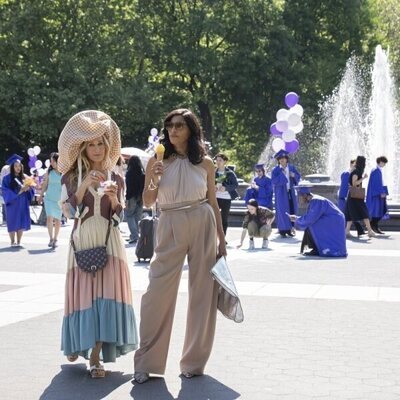 Sarah Jessica Parker y Sarita Choudhury en 'Todo Pinta Bien' de 'And Just Like That...'