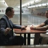 Josh Holloway y Patrick Warburton en 1x02 titulado 'Mentes sospechosas' de 'Duster'