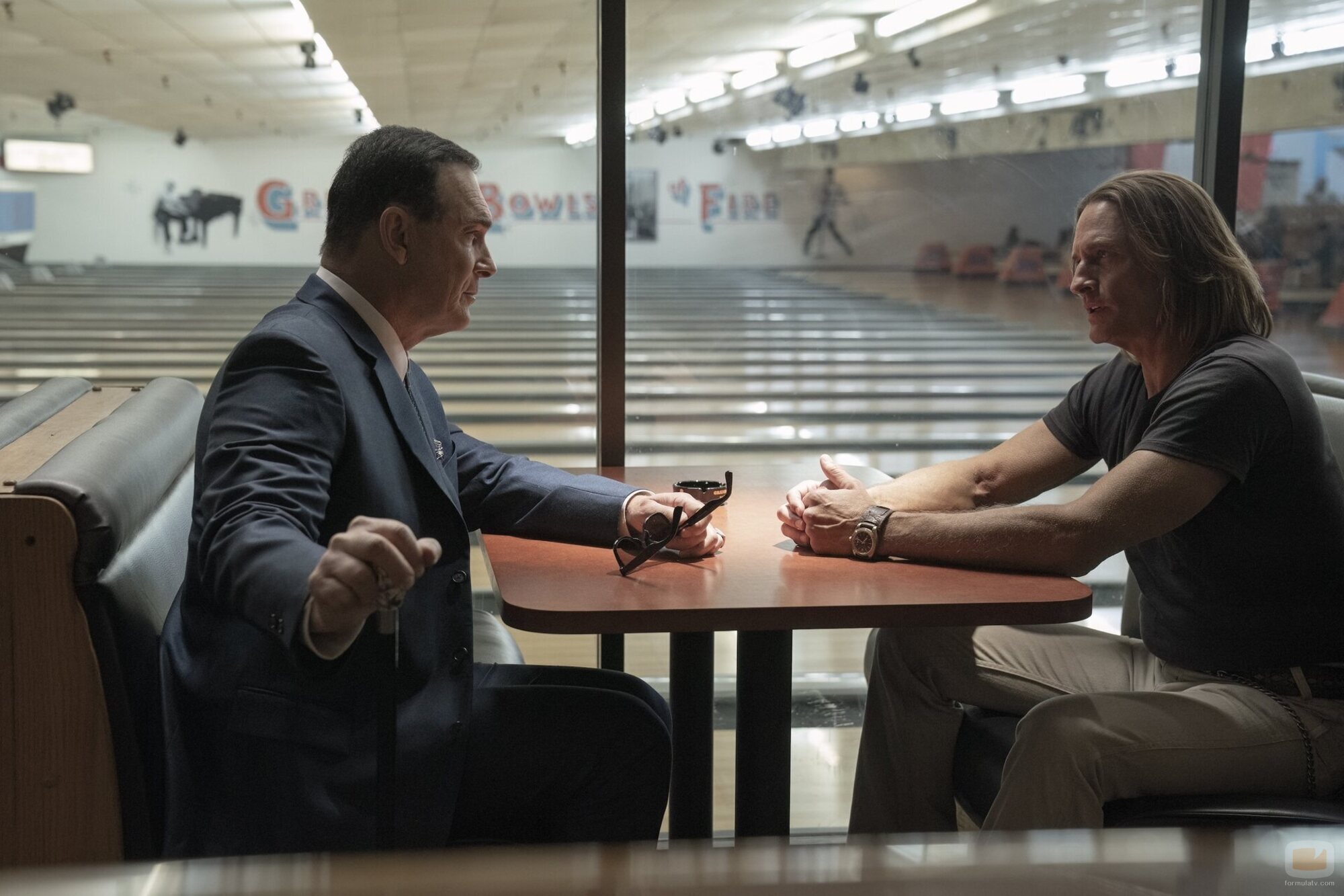 Josh Holloway y Patrick Warburton en 1x02 titulado 'Mentes sospechosas' de 'Duster'