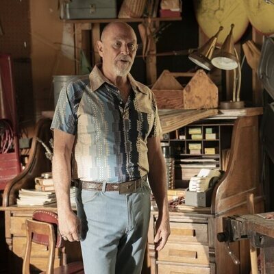 Corbin Bernsen en la temporada 1 y el capítulo 02 de 'Duster'