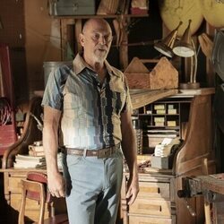 Corbin Bernsen en la temporada 1 y el capítulo 02 de 'Duster'