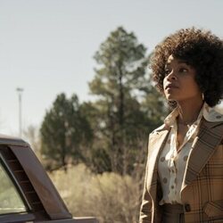 Rachel Hilson en 1x02 titulado 'Mentes sospechosas' de 'Duster'