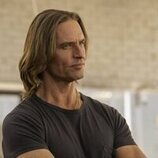Josh Holloway en 1x02 titulado 'Mentes sospechosas' de 'Duster'