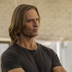Josh Holloway en 1x02 titulado 'Mentes sospechosas' de 'Duster'