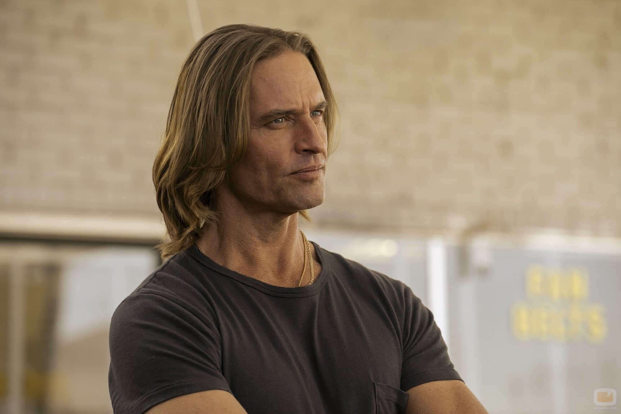 Josh Holloway en 1x02 titulado 'Mentes sospechosas' de 'Duster'
