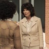 Adrienne Barbeau en 1x02 'Mentes sospechosas' de 'Duster'
