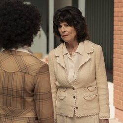 Adrienne Barbeau en 1x02 'Mentes sospechosas' de 'Duster'