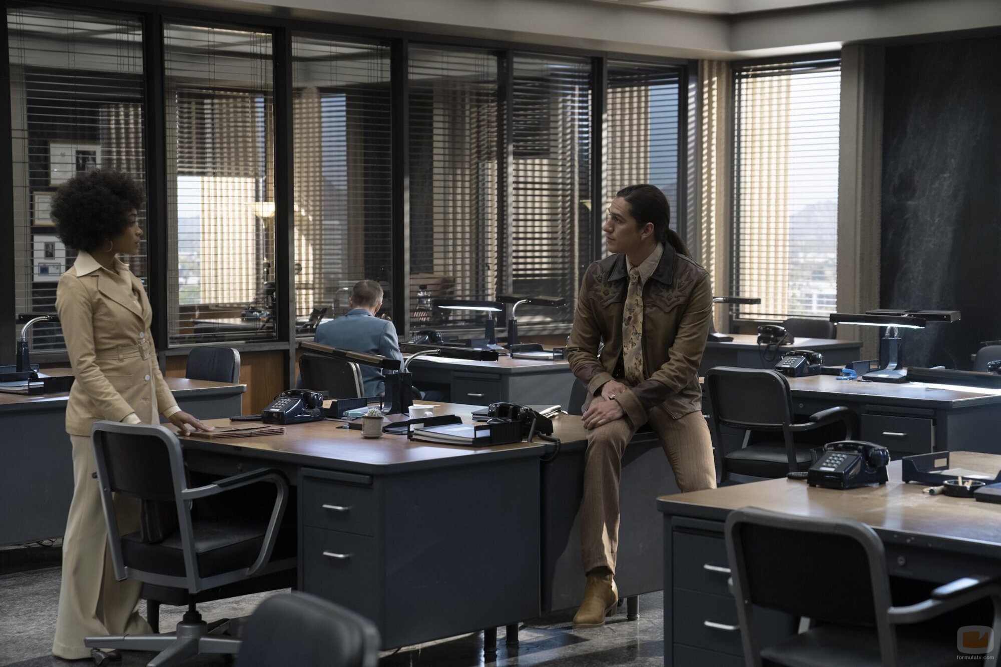 Rachel Hilson y Asivak Koostachin en 1x03 titulado 'You're No Good' de 'Duster'