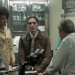 Rachel Hilson y Asivak Koostachin en el 1x03 de 'Duster'