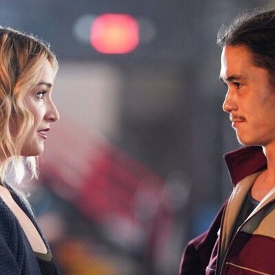 Imagen de Booboo Stewart y Emma Hunton en la temporada 4 y el capítulo 08 de 'Good Trouble'