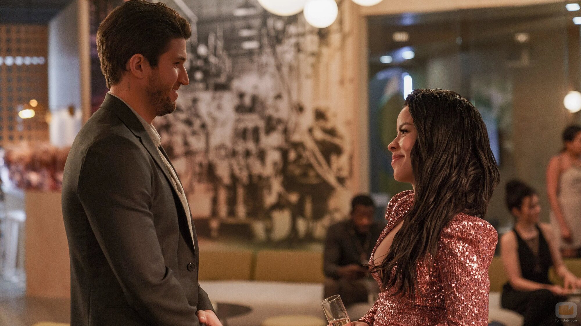 Bryan Craig y Cierra Ramirez en Capítulo 10 titulado 'Lo que daría por amor' de 'Good Trouble'